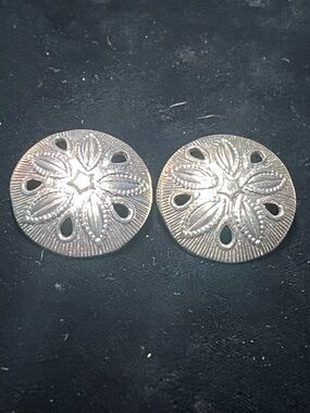 Vintage Avon Silver-Tone Sand Dollar Stud Earrings - 1980s Retro Beach Jewelry